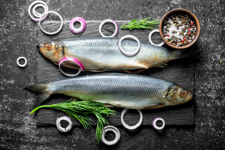 Frischer Matjes auf einem Schneidebrett