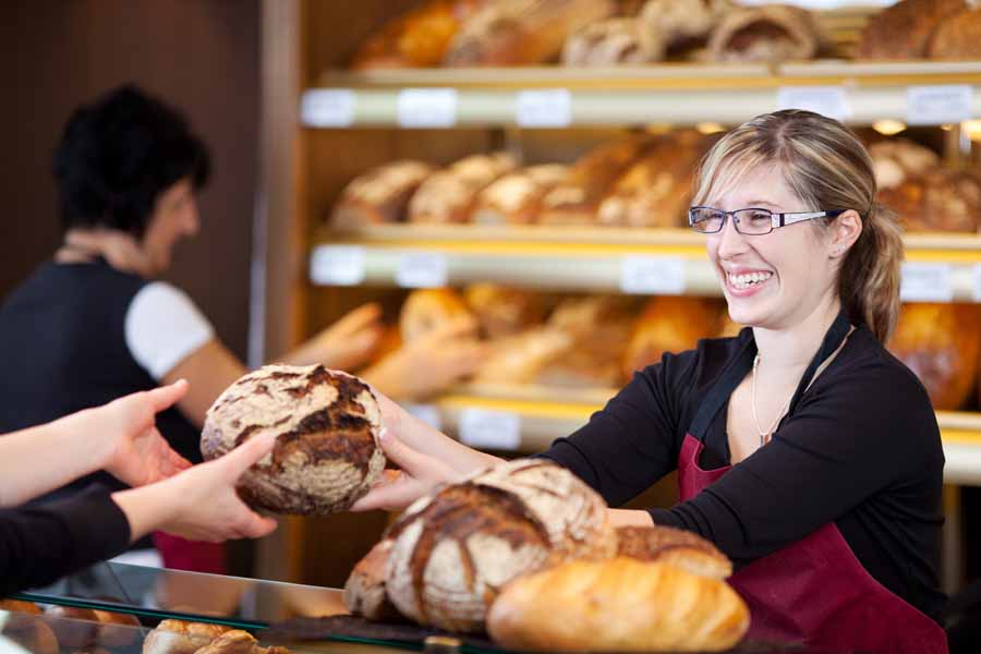 Glücklicher Mitarbeiterin in der Bäckerei